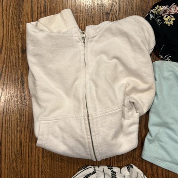 Garage bundle of 5 cropped tops and a white cropped sweatshirt various sizes - Picture 4 of 7